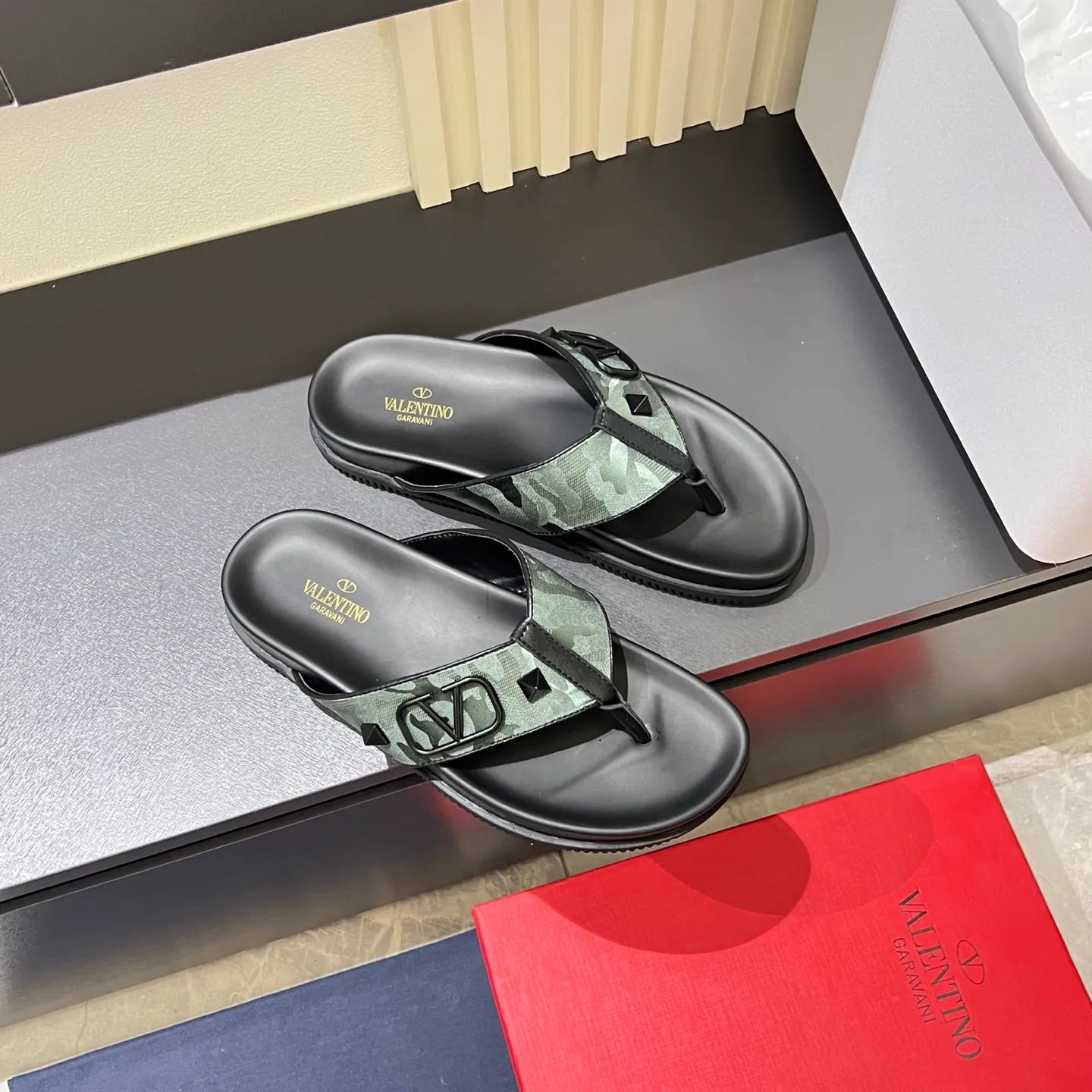 p300《VALENTINO》Warren Men🧍‍♂️Spring and Summer New Style. Cowhide logo flat slippers, elegant sandals, the same style worn by celebrities, original molding, imported calfskin. Rubber outsole. Soft and durable, full set of counter packaging, 38-44!